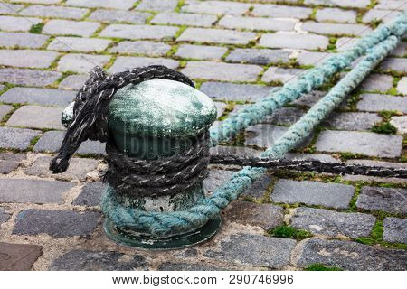  Knecht on the bollard of sea commercial port