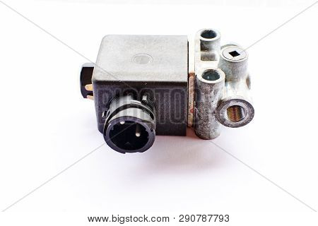 Electromagnetic Control Valve Lifting And Lowering The Body Platform, Opening The Sides Of The Truck