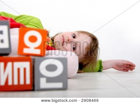 Ragazza gioca con mattoni