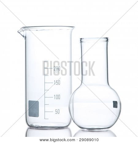 空瓶和用反射隔离在白色 beacker