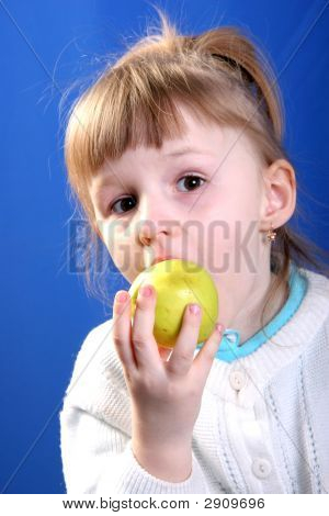 Ragazza mangiare mela verde