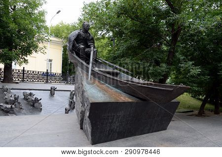 Moscow, Russia - June 21, 2018: Monument To The Writer Mikhail Sholokhov On Gogol Boulevard In Mosco
