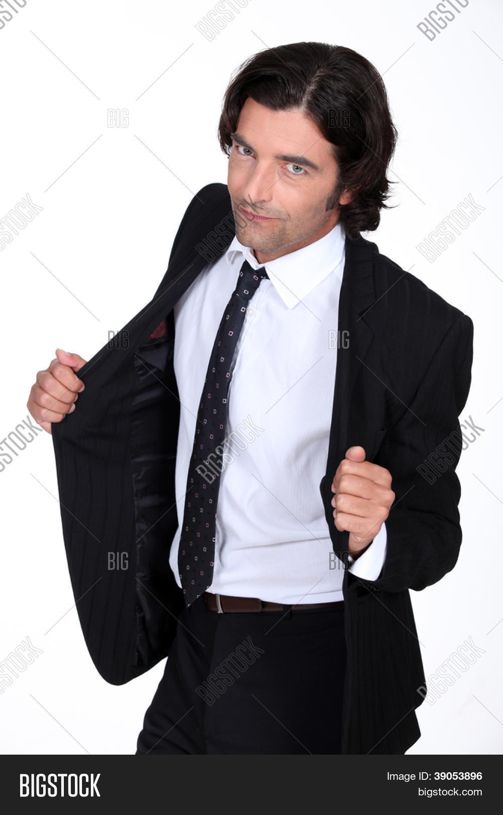 девушка снимает пиджак. женщина снимает пиджак. сняла пиджак. сняла пиджак. деловой стиль одежды.