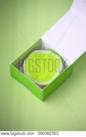 Organic Zero Waste Reusable Cotton Cleaning Green Pads For Makeup Removal In Green And White Box On 