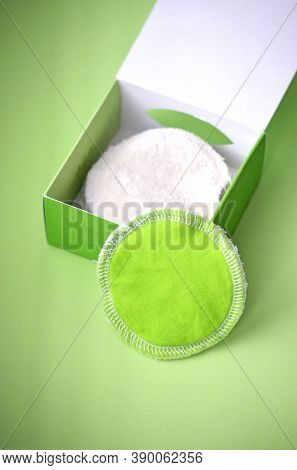 Organic Zero Waste Reusable Cotton Cleaning Pads For Makeup Removal In Green And White In Green Pape