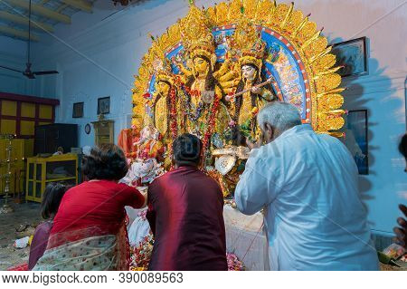 Kolkata, West Bengal, India - 6th October 2019 : Pushpanjali Being Offered By Hindu Devotees To Godd
