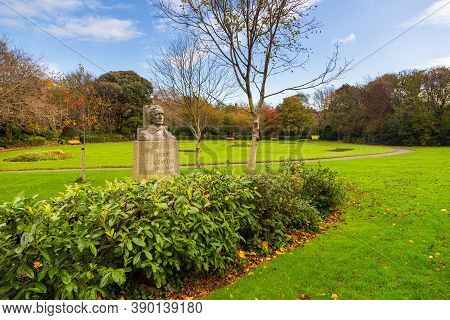Dublin, Ireland- 10 November 2015: Henry Grattan Memorial In Merrion Square, Compact Park In Georgia
