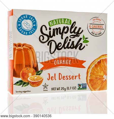 Winneconne, Wi - 16 October 2020:  A Package Of Simply Delsih Jel Dessert On An Isolated Background.