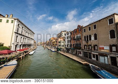 Venice, Italy - Sept 13, 2015: Canale Di Cannaregio, Canal In The Venice Lagoon View From The Ponte 