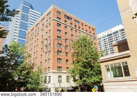 Portland, Or, Usa - June 27, 2018: Functionalist Style Red Brick Building On The Corner Of Park Ave 