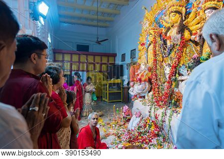 Kolkata, West Bengal, India - 6th October 2019 : Pushpanjali Being Offered By Bengali Devotees To Go