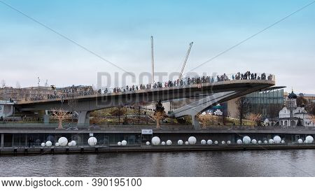 Moscow, Russia - January 7, 2020: Observation Deck In Zaryadye Park, Glass Fence Over The Kremlin Em
