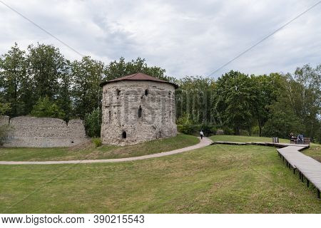 Pskov, Mikhailovskaya Fortress Tower And A Fragment Of The Wall Of The Roundabout City, An Interesti