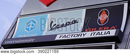 Bordeaux , Aquitaine / France - 10 10 2020 : Piaggio Vespa And Gilera Dealership Sign Text Of Italia