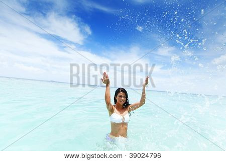 Vrolijke vrij jonge vrouw splashin in zee