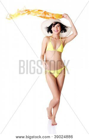 Seksikäs brunette nainen poseeraa keltainen bikinit