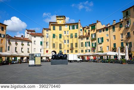 Lucca, Italy - June 5, 2018 : The Architectures Arranged In A Hemicycle Of The Anfiteatro Square
