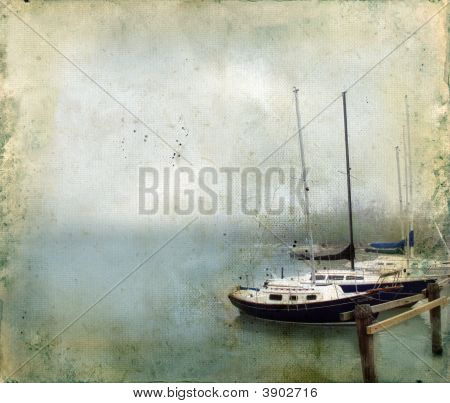 Plachetnice zakotvila v přístavu mlha na pozadí Grunge