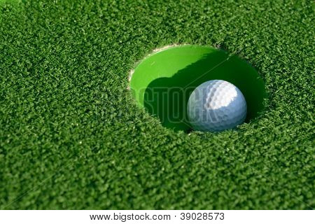 Bola de minigolf en un primer plano del agujero