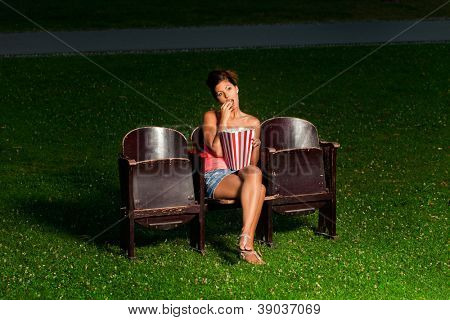 uma menina no cinema exterior