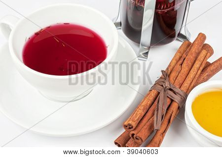 Teetä mustikka ja chabrets kanelitankojen ja hunajaa