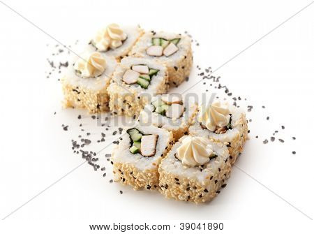Maki Sushi - Roll lavet af kød og agurk inde. Sesam ouside. Toppet med flødeost