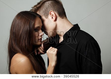 Passione sexy coppia, bella giovane uomo e donna closeup, studio colpo sopra nero