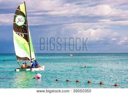 VARADERO, CUBA-NOVEMBER 3:Family af turister sejler November 3,2012 i Varadero.With over en million 