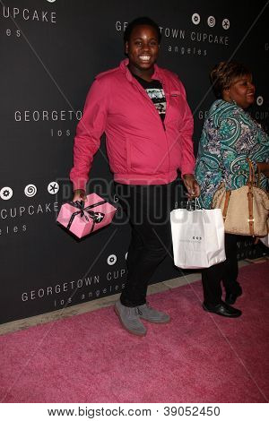 LOS ANGELES - NOV 15: Alex Newell ankommer til Georgetown Cupcakes Los Angeles Grand åbning på 