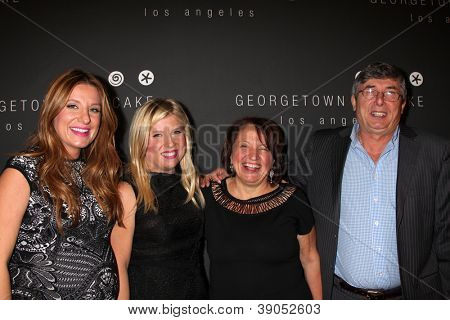 LOS ANGELES - 15 NOV: Sophie Kallinis LaMontagne, Katherine Kallinis Berman, hun ouders aankomt 