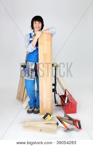 Mulher prestes a colocar piso laminado