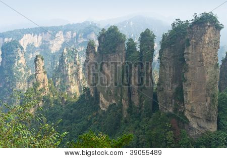 Alba al parco nazionale di Zhangjiajie, Cina. Montagne di avatar