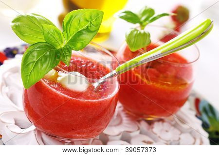 Mozzarella ve fesleğen ile lezzetli soğuk gazpacho çorbası.