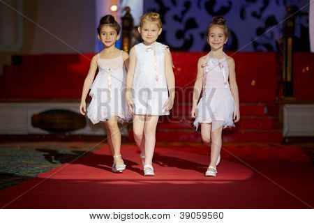 Mosca - 26 Gen: A piedi di bambine la sfilata durante la moda bambini Stillini Ball di colori,