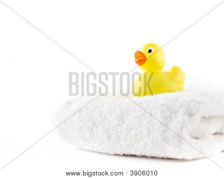 Canard en caoutchouc sur la serviette blanche
