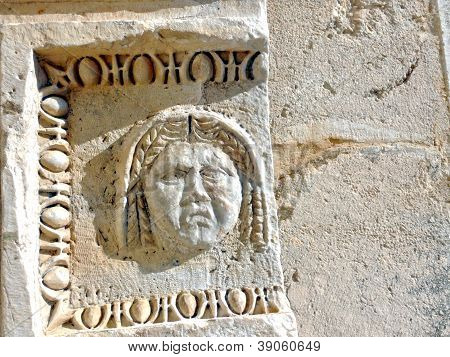 Gamle blok med mandens ansigt, Aspendos, Tyrkiet