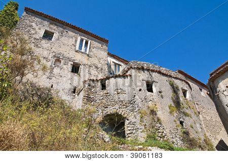 Ruiny zamku. Widok Maratea. Basilicata. Włochy.