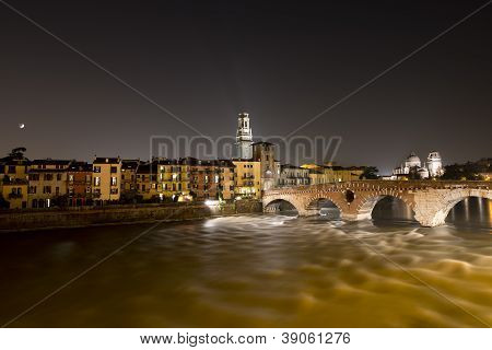 Ponte Pietra v noci - Verona, Itálie - 1. století před N.l.