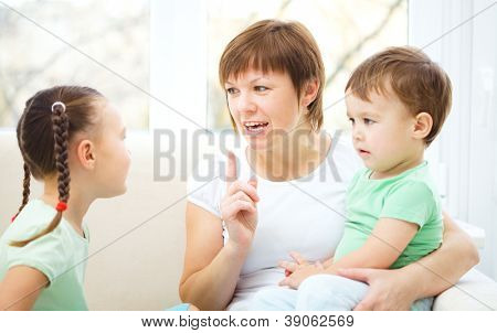 Madre hablando con sus hijos, sesión de interior