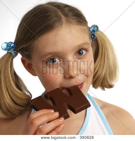 Ragazza mangiare cioccolato