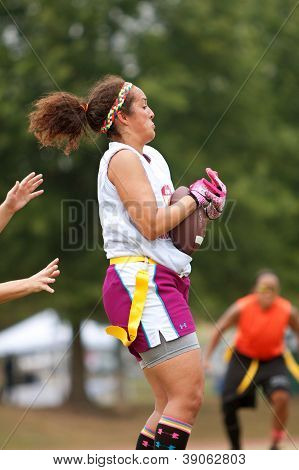 Femmina Flag Football Player catture Pass