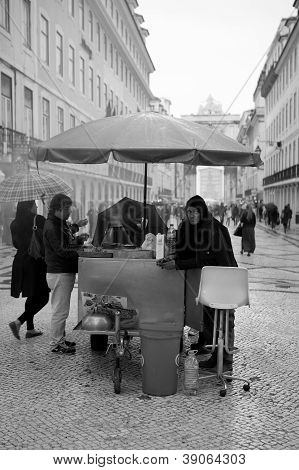 Rua Augusta, Lissabon, Portugal-2. November 2012 a StraÃŸe gerÃ¶stete maronen VerkÃ¤ufer verkehrt sein Handwerk