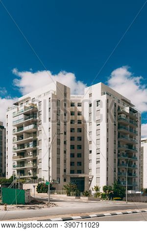 Residential Building In The New Area Of Rosh Haayin, Israel. New Building. 10-storey House With A Ro