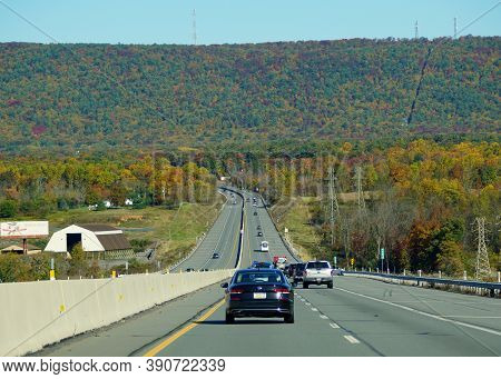 Allentown, Pennsylvania, U.s.a - October 17, 2020 - The View Of The Traffic On Interstate 476 South 