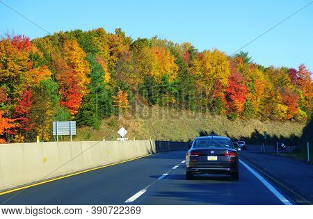 Slatington, Pennsylvania, U.s.a - October 17, 2020 - Traffic On Interstate 476 South Overlooking The