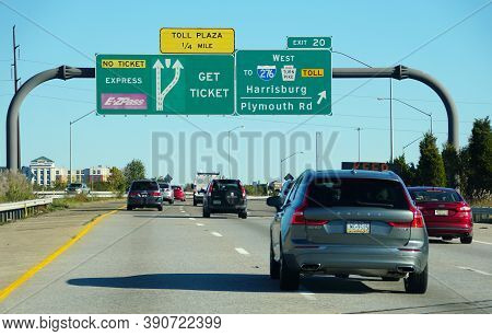 Plymouth Meeting, Pennsylvania, U.s.a - October 17, 2020 - The View Of The Traffic On Interstate 476