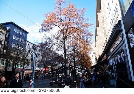 German People And Foreign Travelers Walking Travel Visit And Relax Shoppping In Marktplatz Brunnen S