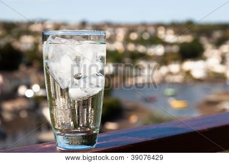 Bicchiere di acqua ghiacciata
