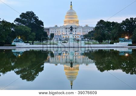 Washington DC, Amerikai Egyesült Államok Capitol épület egy felhős napkelte tükörképe