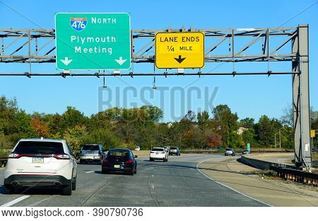 Media, Pennsylvania, U.s.a - October 17, 2020 - The View Of The Traffic On Interstate 476 South Over